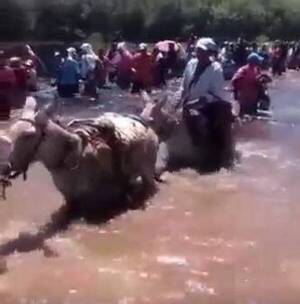 [VIDEO] ¡Lamentable! Pobladores de Puerto Pinasco solo pueden salir de la ciudad a caballo