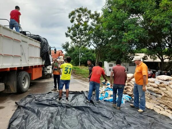 Ayoreos despejan cierre de caminos tras ser asistidos con kit de víveres - Noticias del Chaco - ABC Color