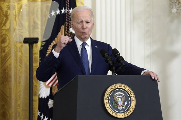 Biden tranquiliza a los bancos y dice que no ve “explosión” en el horizonte