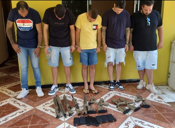 Otorgaron arresto domiciliario a 5 brasileños que habían sido sorprendidos transportando fusiles de asalto