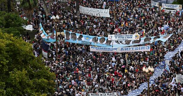 La Nación / Argentina recordó los 47 años del golpe de la dictadura al clamor de “Nunca más”