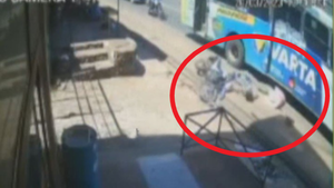 Joven fue atropellada por una moto al bajar del micro