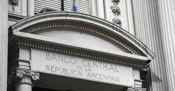 La Nación / Argentina a un escalón del default, según Fitch Ratings