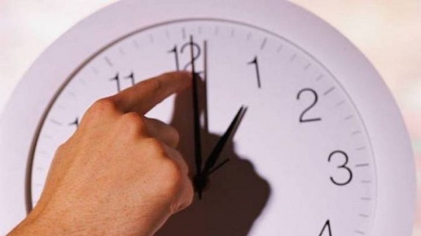 Relojes deberán atrasarse 60 minutos en la medianoche