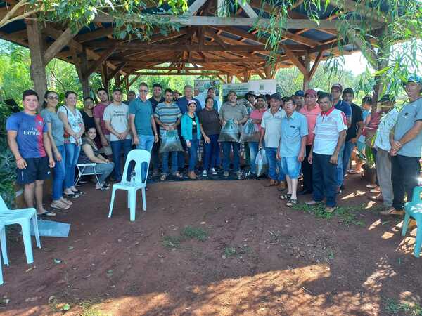 ENTREGARON ALEVINES A PRODUCTORES PISCÍCOLAS DE LA REGIÓN - Itapúa Noticias
