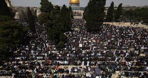 La Nación / Jerusalén: 100.000 personas protagonizan la primera oración del Ramadán
