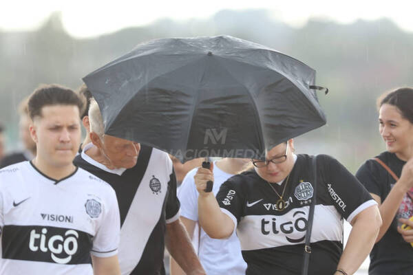 [GALERIA] Hinchas de la “O” desafían a la lluvia para alentar al equipo de Diego Aguirre