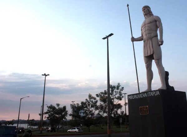 La estatua de “Mburuvicha Itapúa” - Aniversario de Encarnación 2023 - ABC Color