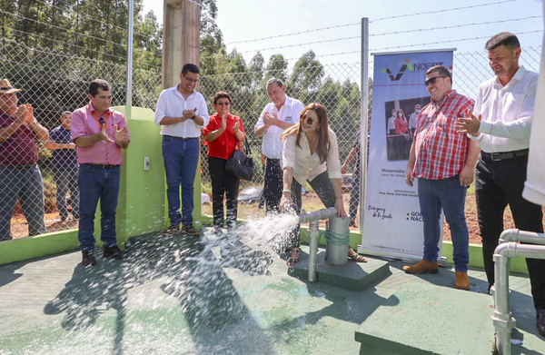 Indert entregó títulos e inauguró sistema de agua potable en Alto Paraná