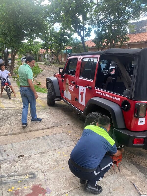 Ponen cepo a camioneta de “Bachi” Núñez por estacionar sobre vereda - Nacionales - ABC Color