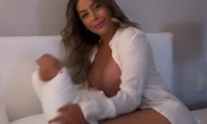 (VIDEO)Larissa Riquelme “levantó” el ánimo con sensual video