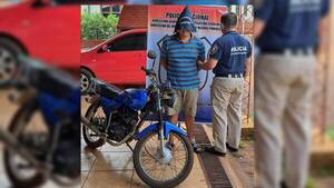 Se robó una moto, un fulano quería plata, la puso a vender y salió en la foto con capucha