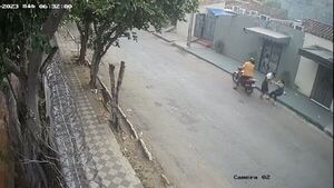 Con violencia, motochorros asaltan a una mujer en Asunción