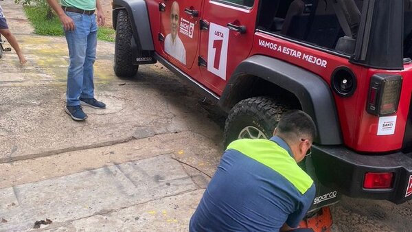 PMT de Asunción pone cepo a vehículo con ploteado del cartista Bachi Núñez