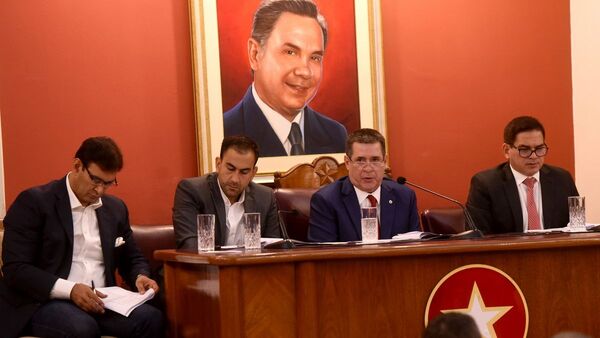 Oposición habla de gran simulación de grupos fácticos y Horacio Cartes