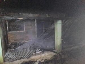 VIVIENDA SE REDUJO A CENIZAS EN HOHENAU KM. 5 - Itapúa Noticias