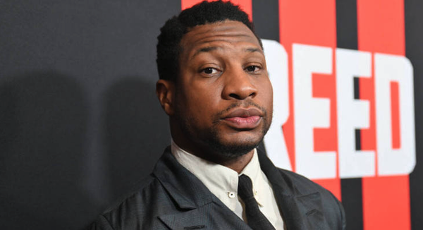 El actor Jonathan Majors arrestado por presuntamente agredir a una mujer