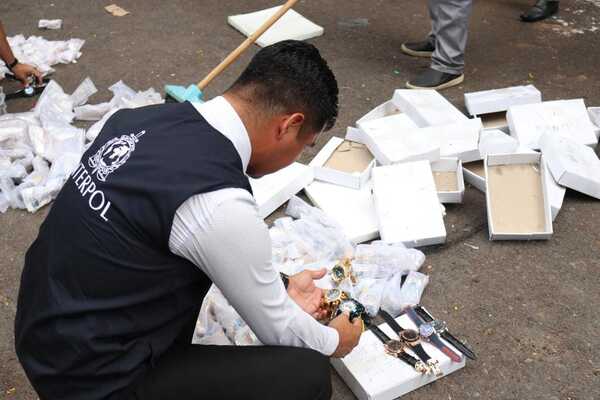 Destruyen más de 3.500 relojes falsos por valor de USD 8 millones - Radio Imperio