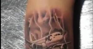 La Nación / Músico de Miley Cyrus se tatuó avión con el que “casi muere” sobre el Paraguay