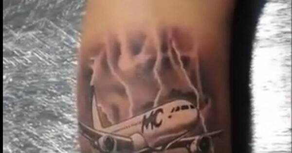 La Nación / Músico de Miley Cyrus se tatuó avión con el que “casi muere” sobre el Paraguay