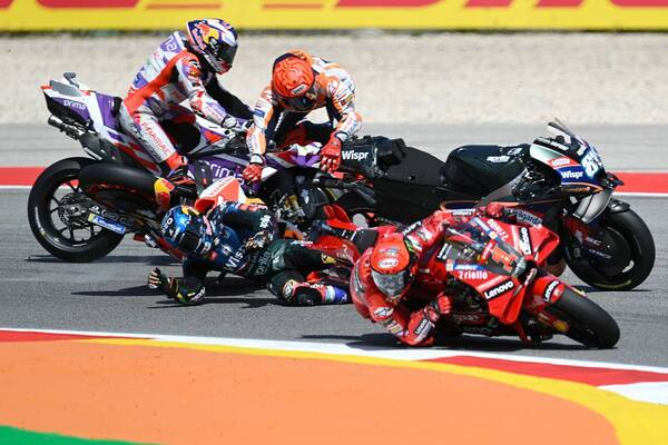 [VIDEO] Dramático accidente del campeón del mundo Marc Márquez en MotoGP