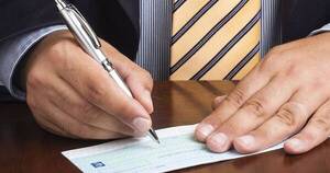 La Nación / Cada vez se emplean menos los cheques