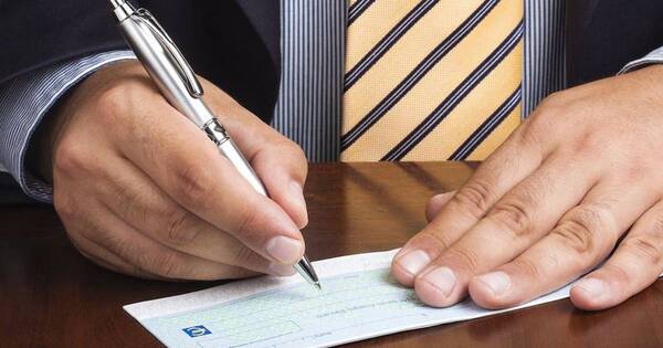 La Nación / Cada vez se emplean menos los cheques