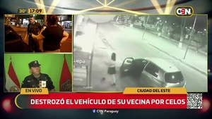 Destrozó el vehículo de su vecina por celos - C9N