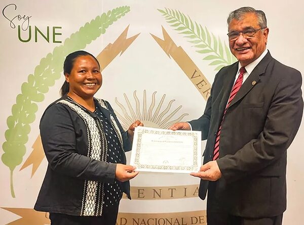 Universidad Nacional del Este: entregan título a la primera enfermera indígena  - ABC en el Este - ABC Color
