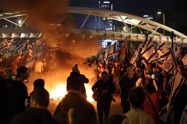 Masivas protestas en Israel contra destitución del ministro de Defensa | 1000 Noticias