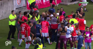 Versus / ¡Vergonzo! Jugadores del Inter y el Caxias, a los golpes en el Beira-Rio