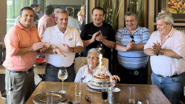 Rubén Darío Da Rosa, feliz de poder disfrutar del cumple 86 de su mamá