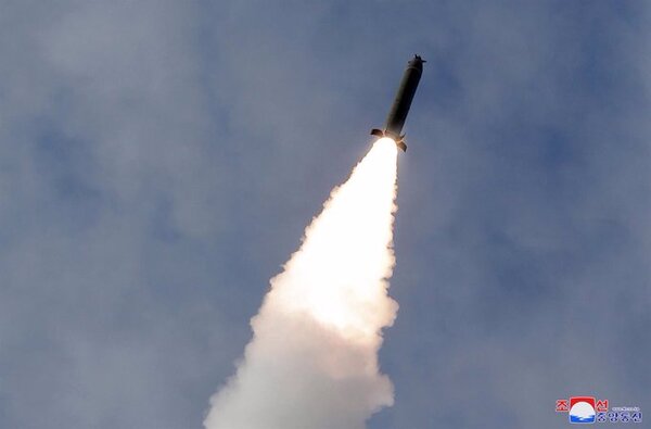 Corea del Norte lanza dos misiles balísticos hacia el mar de Japón