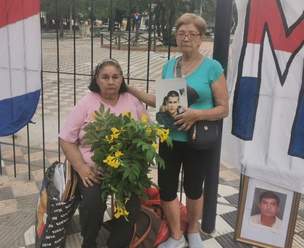 Diario HOY | Familiares no pudieron recordar a los caídos en el Marzo Paraguayo: la plaza estaba cerrada
