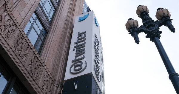 La Nación / Twitter vale menos de la mitad de lo que valía al comprarla Musk