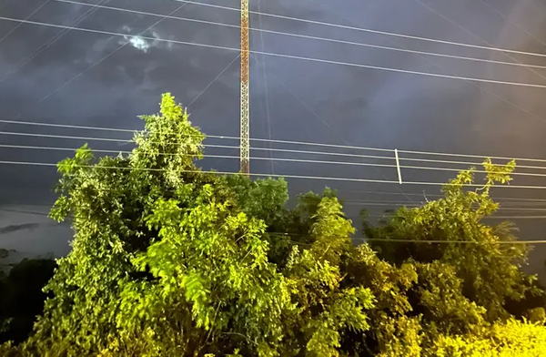 Adolescente trepa antena de telefonía en Yby Yaú - Noticiero Paraguay