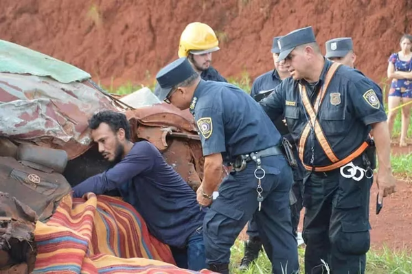 Sube a cinco cifra de fallecidos en accidente en Hernandarias - Noticiero Paraguay