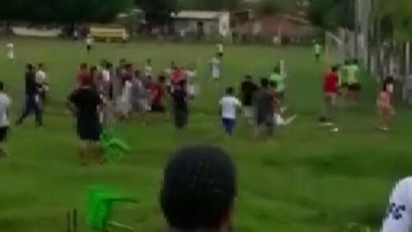 Un policía de civil provoca tumulto y realiza disparos en caótico partido