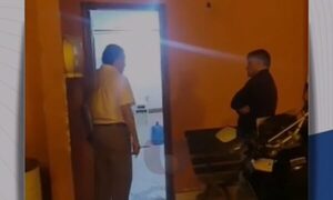 (VIDEO)Dire de tránsito encaró a delivery por cruzar semáforos en rojo
