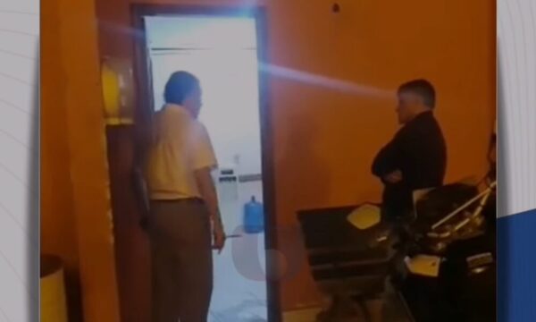 (VIDEO)Dire de tránsito encaró a delivery por cruzar semáforos en rojo