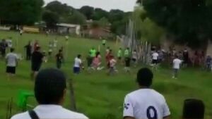 Policía disparó contra un hombre en medio de un partido barrial