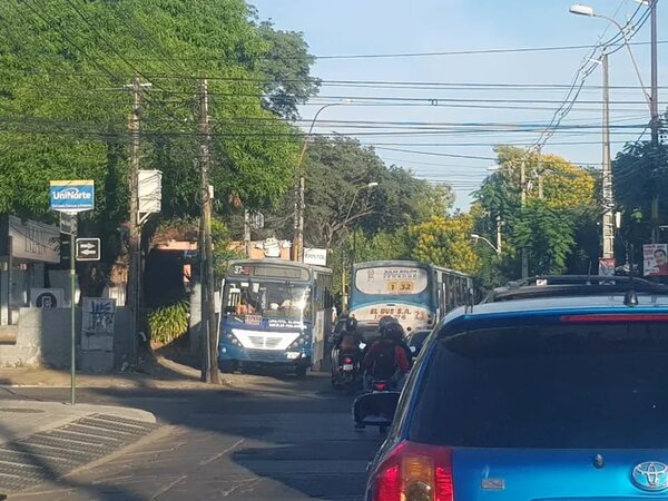 Caótico tránsito de lunes sobre la avenida España en hora pico - Nacionales - ABC Color