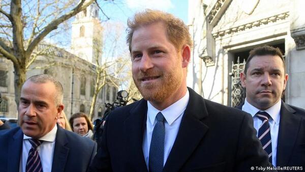 El príncipe Enrique acude por sorpresa al juicio contra el Daily Mail