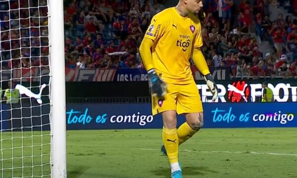 (VIDEO)Jean Fernandes jugó con un grillo en pleno partido
