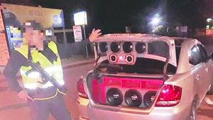 No podía dormir de vecinos farristas y les tiró cebollón