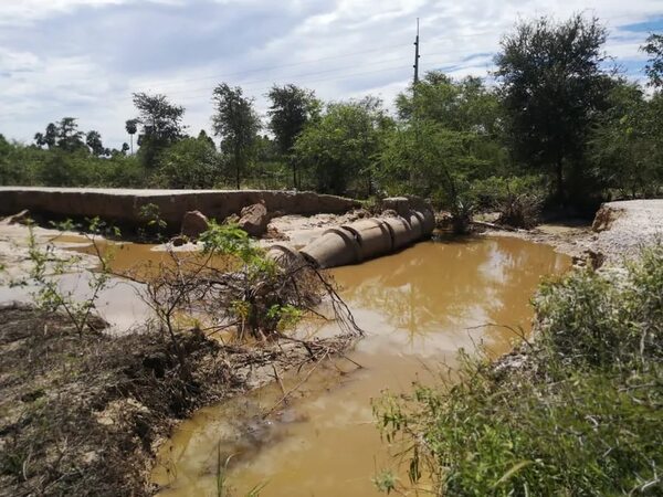 Reparan destrozado camino de Puerto Casado - Noticias del Chaco - ABC Color