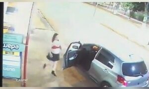 (VIDEO)En corpiño llegó a reventar auto de su rival con una plantera
