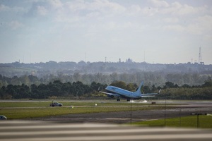 Conflicto de controladores aéreos no permitirá despegues en Uruguay - MarketData
