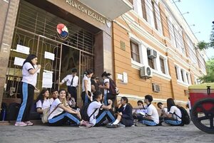 Estudiantes del colegio Asunción Escalada protestan contra el MEC por falta de docentes y falencias en infraestructura - Nacionales - ABC Color