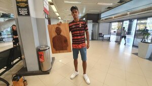 Versus / ¡Insólito! El retrato en madera que le quieren hacer llegar a Lionel Messi